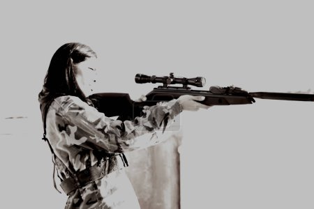 Téléchargez les photos : Silhouette stylisée d'une femme en uniforme militaire, tenant une arme, tirant, isolée sur le blanc. Nouvelles sur les opérations militaires, accessoires de guerre, symbole des opérations militaires. - en image libre de droit