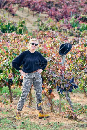 Téléchargez les photos : Jeune agricultrice mûre et blonde dans un vignoble agricole. Iguzkiza, Navarre, Espagne, Europe. - en image libre de droit