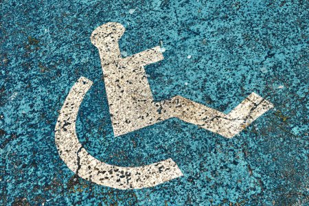 Rollstuhlfahrstreifen-Schild auf Behindertenparkplatz beschmiert.
