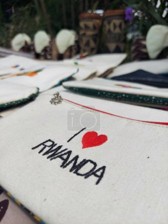 Téléchargez les photos : Photos d'artisanat merveilleux réalisés par des femmes au Rwanda - en image libre de droit