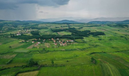 Foto de Hermoso panorama en el pueblo de Dumnic Municipio Podujev - Imagen libre de derechos