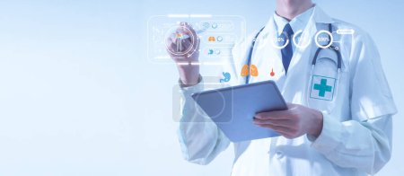 Les médecins utilisent la technologie de la réalité virtuelle pour examiner un corps malade. Des simulations de haute technologie plongent les médecins dans des situations potentiellement mortelles et des organes humains.