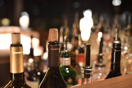 Téléchargez les photos : Brut de bouteilles d'alcool dans la table du bar fermer - en image libre de droit