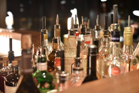 Foto de Raw of alcohol bottles in the bar table close up - Imagen libre de derechos