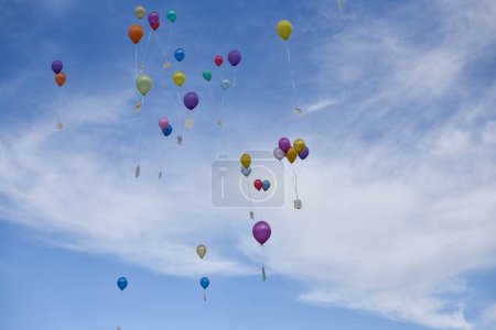 Foto de Globos voladores de colores en el cielo azul - Imagen libre de derechos
