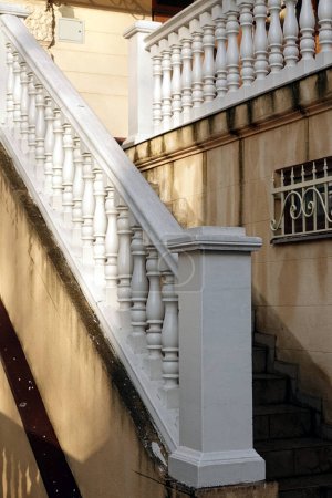 Téléchargez les photos : Escalier en marbre blanc d'une vieille maison classique dans une ville européenne - en image libre de droit