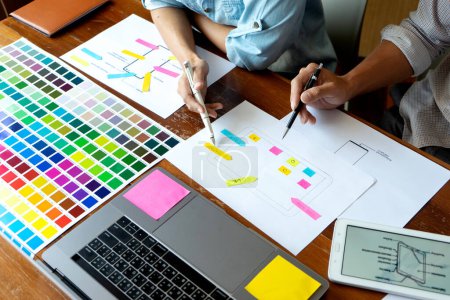 Téléchargez les photos : Hommes et femmes d'affaires planifiant le programme graphique de couleur d'entreprise de démarrage - en image libre de droit