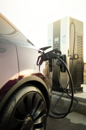 Téléchargez les photos : Faire place au transport durable Charger une voiture électrique pour un avenir plus propre - en image libre de droit