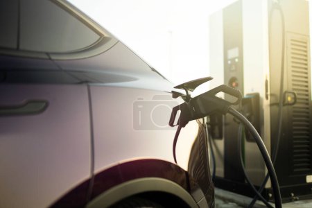 Foto de Abrazar el transporte sostenible Cargando un coche eléctrico para un futuro más limpio - Imagen libre de derechos
