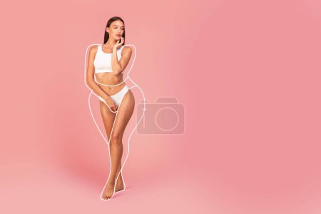 Téléchargez les photos : Body Care Concept. Belle femme mince en sous-vêtements avec silhouette dessinée contours autour de la figure marchant sur fond rose en studio, longueur de remplissage prise de vue de femme séduisante en lingerie, collage - en image libre de droit