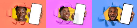 Foto de Emocionados jóvenes afroamericanos emocionales dos hombres y mujeres mostrando teléfonos inteligentes con pantalla blanca en blanco a través de agujeros en paredes de papel de colores, recomendando buena oferta, collage, mocup, pancarta - Imagen libre de derechos