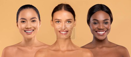 Téléchargez les photos : Trois jolies demoiselles multiculturelles à moitié nues souriant à la caméra sur fond de studio beige, montrant leurs beaux sourires et leur peau lisse parfaite, collage, bannière. Spa, concept bien-être - en image libre de droit
