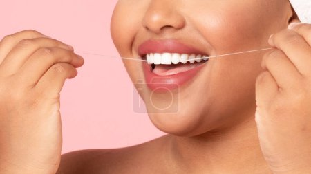 Téléchargez les photos : Soins dentaires et concept de traitement buccal. Vue rapprochée d'une femme obèse noire méconnaissable utilisant du fil dentaire, faisant une routine matinale, panorama - en image libre de droit