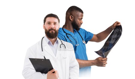 Foto de Diagnósticos médicos. Collage con dos médicos multiétnicos sosteniendo portapapeles y escáner de rayos X mientras están aislados sobre fondo blanco, médicos masculinos uniformados listos para el tratamiento del paciente - Imagen libre de derechos