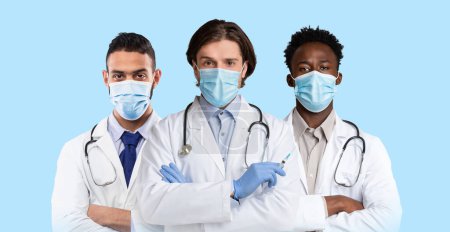 Téléchargez les photos : Medical Healthcare Workers Multiethnic Men Doctors Team Wearing Medical Face Masks While Working With Patients At Clinic, Blue Background, Panorama With Copy Space, Collage For Healthcare Concept - en image libre de droit
