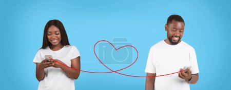 Téléchargez les photos : Love Message. Black Man And Woman Communicating Online Via Smartphones, Romantic Young African American Couple Using Mobile Phones Connected With Drawn Red Heart Shape String, Collage, Panorama - en image libre de droit