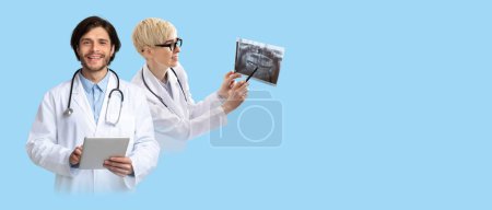 Téléchargez les photos : Photo of cheerful doctors man and woman working on patient consultation online, holding pad and x-ray scan, crossed experienced doctors wear white coats isolated blue background, panorama, copy space - en image libre de droit