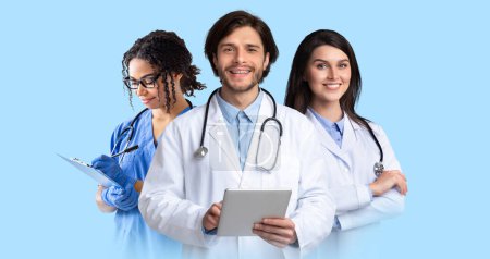 Téléchargez les photos : Telemedicine, e-healthcare concept, multiracial doctors man and women in workwear posing on blue studio background, having briefing, hold digital tablet, take notes at medical chart, panorama, collage - en image libre de droit