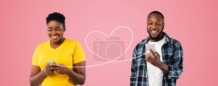 Téléchargez les photos : Message With Love. Young black couple texting on smartphones while standing over pink background, african american man and woman using telephones connected with drawn heart shape string, collage - en image libre de droit