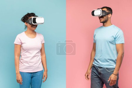 Foto de Hombre y mujer negros con auriculares VR experimentando realidad virtual, de pie sobre fondo rosa y azul a la mitad. Pareja explorando mundo artificial de la computadora o jugando videojuegos - Imagen libre de derechos