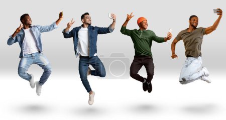 Téléchargez les photos : Groupe d'hommes multiethniques prenant Selfie sur Smartphone tout en sautant par-dessus fond blanc en studio, jeunes hommes joyeux faisant des autoportraits, s'amusant avec le gadget moderne, pleine longueur, Collage - en image libre de droit