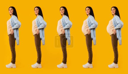 Téléchargez les photos : Collage de différentes étapes de la grossesse, femme enceinte heureuse en pose occasionnelle sur fond jaune, plan studio, pleine longueur, panorama - en image libre de droit