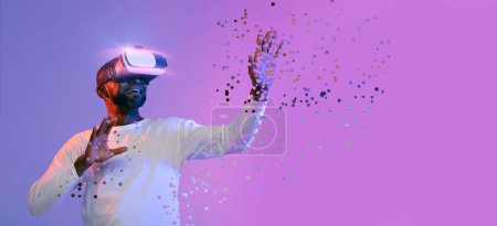 Foto de Concepto de ciberespacio y tecnologías modernas. Emocionado hombre afroamericano en blanco usando gafas VR modernas, experimentando la realidad virtual, moviendo las manos en luz de neón, panorama con espacio de copia, collage - Imagen libre de derechos