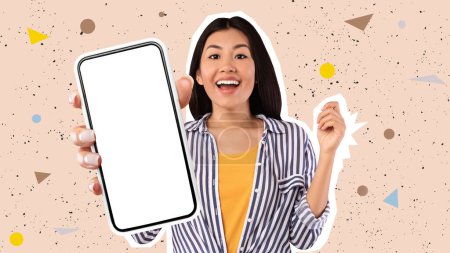 Téléchargez les photos : Positif émotionnel joyeux élégant jolie jeune femme coréenne montrant téléphone portable moderne avec écran blanc maquette, fond coloré, recommander belle application mobile ou blog, collage - en image libre de droit