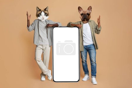 Téléchargez les photos : Deux Black Guys Wtih Têtes de chat et de chien appuyées sur un grand smartphone avec écran blanc, les amis afro-américains démontrent un espace de copie gratuit pour votre conception, Beige Studio fond, Maquette, Collage - en image libre de droit