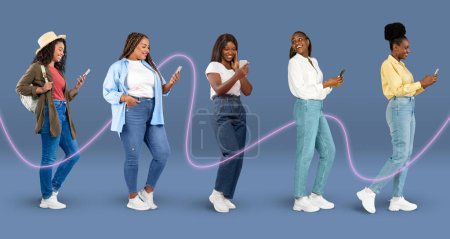 Foto de Sonrientes mujeres negras jóvenes en la escritura casual en el teléfono inteligente con línea de conexión, sobre fondo azul, estudio, panorama, collage. Gadget para redes sociales, aplicación para blog, estilo de vida, comunicación en línea - Imagen libre de derechos