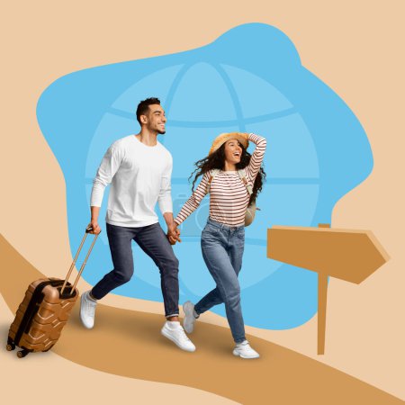 Téléchargez les photos : Joyeux jeune couple arabe touristes avec valise aller, profiter des vacances avec soleil et signes sur fond de studio, pleine longueur, double exposition. Les émotions du voyage, les impressions et le mode de vie actif - en image libre de droit