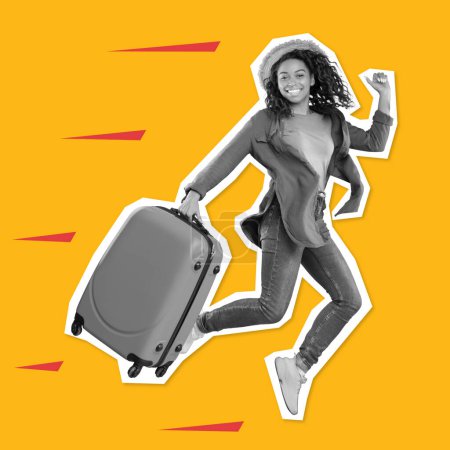 Téléchargez les photos : Joyeux millénaire femme noire touriste dans décontracté avec valise bénéficie de vacances, saut, gèle dans l'air sur fond de studio orange, pleine longueur. Émotions de voyage, mode de vie actif - en image libre de droit