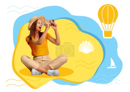 Téléchargez les photos : Joyeux millénaire excité touriste européenne femme en chapeau et short assis sur la plage, faire des photos, studio. Les émotions des vacances et des voyages, les impressions et le mode de vie actif, le repos en été - en image libre de droit