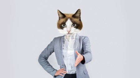 Téléchargez les photos : Femme d'affaires en tenue formelle élégante avec tête de chat mignon étendant sa main pour serrer la main sur fond de studio léger, gestionnaire saluant quelqu'un, espace de copie, collage - en image libre de droit