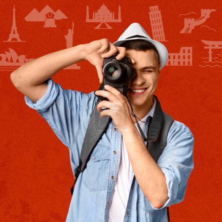 Téléchargez les photos : Heureux homme millénaire européen touriste en chapeau fait photo sur la caméra sur fond de studio rouge, collage. Les émotions des vacances et des voyages, les attractions, les impressions et le mode de vie actif - en image libre de droit