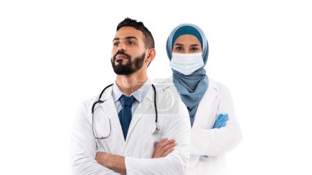 Foto de Salud musulmana. Collage con el doctor árabe masculino y el terapeuta femenino en el hiyab parado aislado sobre fondo blanco, imagen compuesta con los trabajadores médicos islámicos profesionales, espacio de copia - Imagen libre de derechos