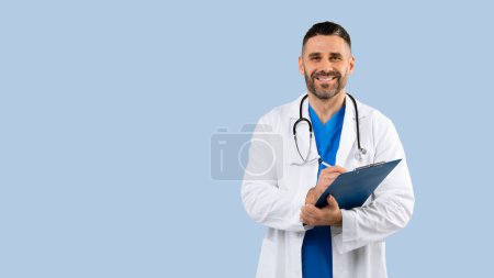 Photo for Cheerful middle aged male doctor working with patient anamnesis, holding folder and smiling at camera, posing in uniform over blue background, panorama with free space - Royalty Free Image