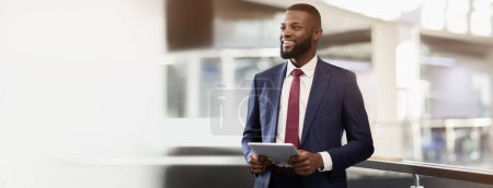 Lächelnd gutaussehende selbstbewusste afrikanisch-amerikanische Millennial-Geschäftsmann ceo mit Bart Tablette verwenden, Blick auf freien Raum im Büro. Geschäft, Arbeit mit Gadget, Präsentation, Finanzmanager