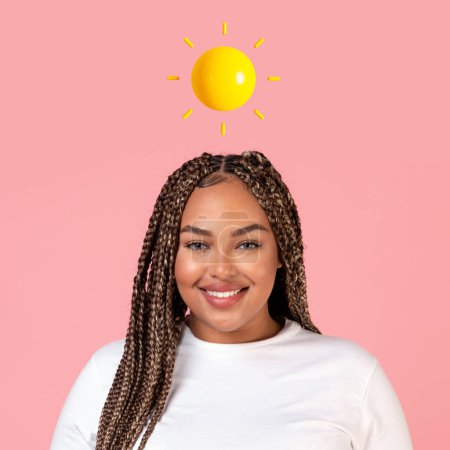 Téléchargez les photos : Joyeux millénaire afro-américain plus la taille femelle avec un soleil abstrait au-dessus de sa tête isolé sur fond de studio rose. Bonne humeur, émotions positives, humaines et expression faciale - en image libre de droit