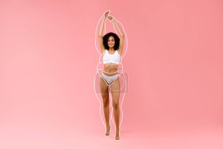 Femme noire mince en lingerie blanche avec silhouette dessinée autour du corps posant sur fond rose studio, levant les mains vers le haut et regardant la caméra, collage créatif, espace de copie