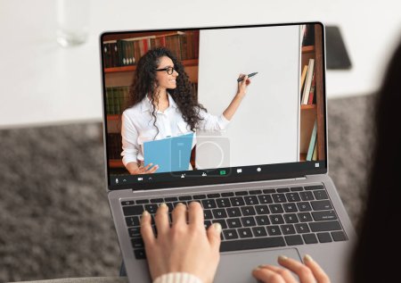 Téléchargez les photos : Femme méconnaissable assise au bureau devant un ordinateur portable moderne, tapant sur le clavier, ayant un appel vidéo de leçon en ligne avec une enseignante, collage. Éducation en ligne, scolarisation sur Internet concept - en image libre de droit