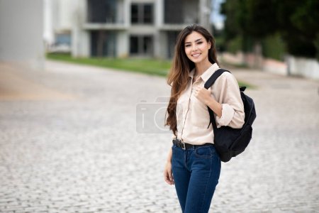Téléchargez les photos : Joyeux jeune étudiante asiatique avec sac à dos prêt pour la leçon sur le campus universitaire, en plein air. Étudier au collège, connaissances, éducation moderne, séminaire et préparation aux examens - en image libre de droit