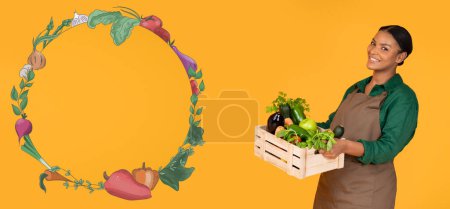 Foto de Farm Harvest. Alegre campesina afroamericana sosteniendo caja de madera con verduras frescas, mostrando productos de jardín de pie cerca del marco del círculo para el texto sobre fondo amarillo. Panorama, Collage - Imagen libre de derechos