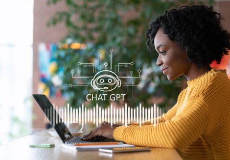 Chat GPT und den täglichen Betrieb, künstliche Intelligenz KI bei der Arbeit Konzept. Fröhliche millennila afrikanisch-amerikanische Frau mit Chat-Gpt auf Laptop, sitzt am Deak im Café, Seitenansicht, Collage