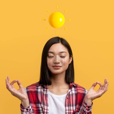 Téléchargez les photos : Zen Concept. Femme asiatique paisible détendue méditant avec les yeux fermés, jeune Coréenne calme avec Sun Emoji au-dessus de la tête pratiquant le yoga sur fond jaune, gardant les mains dans le geste Mudra, Collage - en image libre de droit