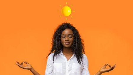 Téléchargez les photos : Équilibre hormonal. Femme noire calme méditant avec les yeux fermés sur fond orange avec Sun Emoji au-dessus de la tête, souriante afro-américaine pratiquant le yoga ou faire face au stress, Collage - en image libre de droit