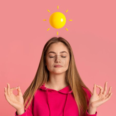 Foto de Cálmate. Mujer joven con el sol Emoji por encima de la cabeza meditando sobre el fondo rosa, Relajado Milenial Mujer de pie con los ojos cerrados, la práctica de yoga, hacer frente al estrés, Collage creativo - Imagen libre de derechos