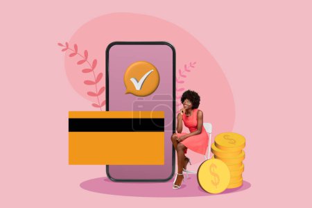 Téléchargez les photos : Heureuse femme noire assise près d'un smartphone géant et d'une carte de crédit, regardant l'écran et souriant sur un fond coloré, collage créatif. Concept d'application bancaire mobile - en image libre de droit