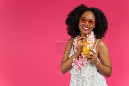 Téléchargez les photos : Joyeux millénaire étudiante noire en lunettes de soleil, profiter de la fête de la plage, cocktail à boire, isolé sur fond de studio magenta. Temps libre, voyage, villégiature et repos - en image libre de droit