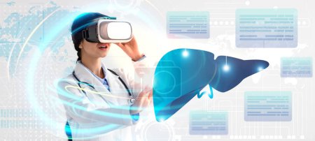 Foto de Concepto de tecnología médica. Doctora mujer joven en bata blanca usando auriculares de realidad virtual para estudiar los datos de salud del paciente, tocando el holograma del hígado humano, pancarta, collage - Imagen libre de derechos